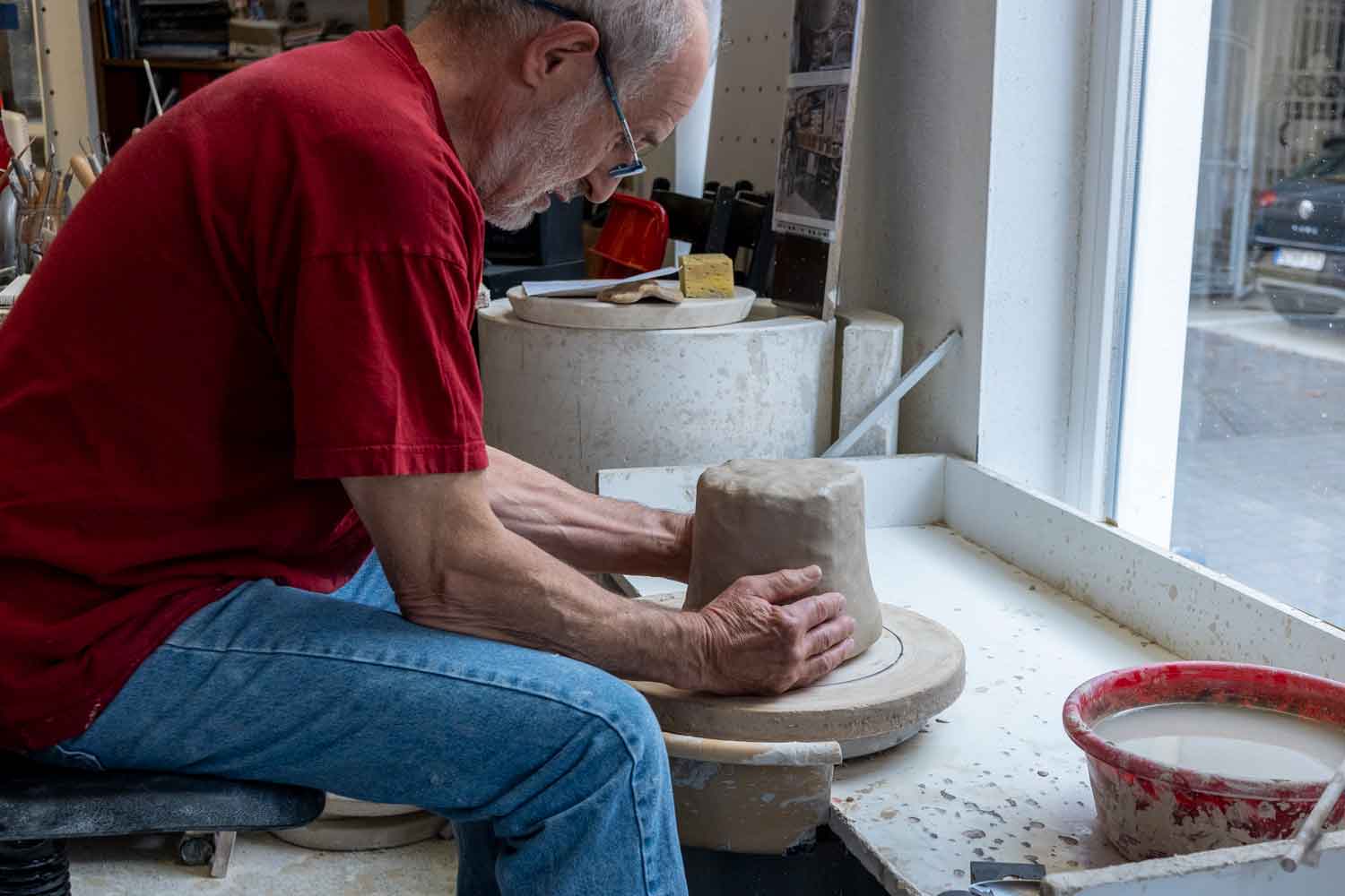 Tonklumpen auf der Töpferscheibe